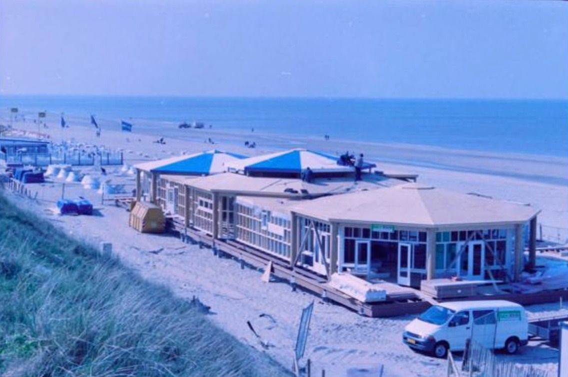 Kleurenfoto uit 2001: het paviljoen in aanbouw op het strand van Zandvoort, met een busje ervoor en de zee erachter