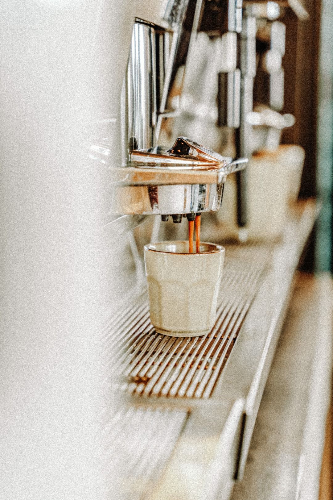 Een espresso loopt uit de koffiemachine bij NIUS