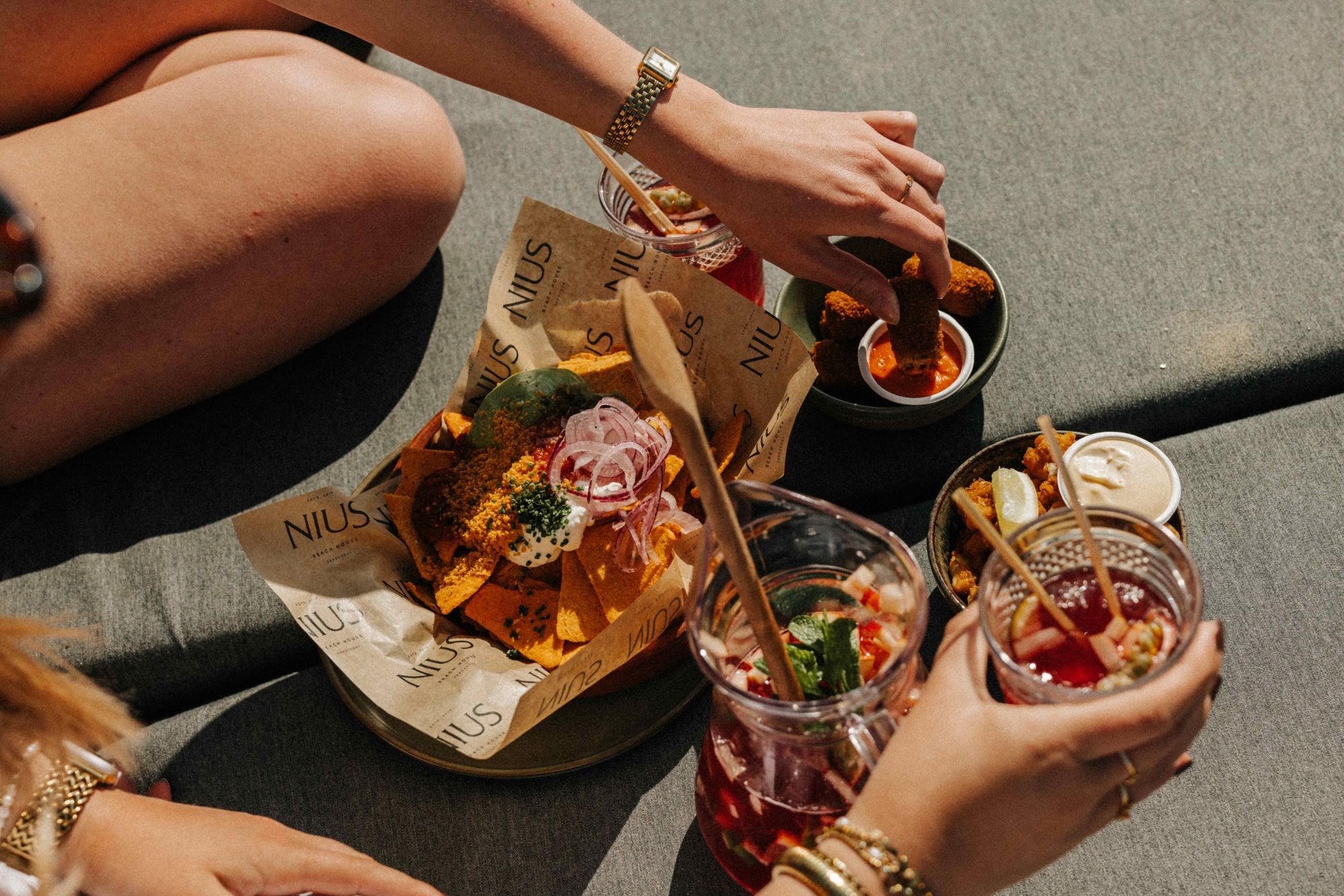 Cocktails en borrelhapjes op het terras