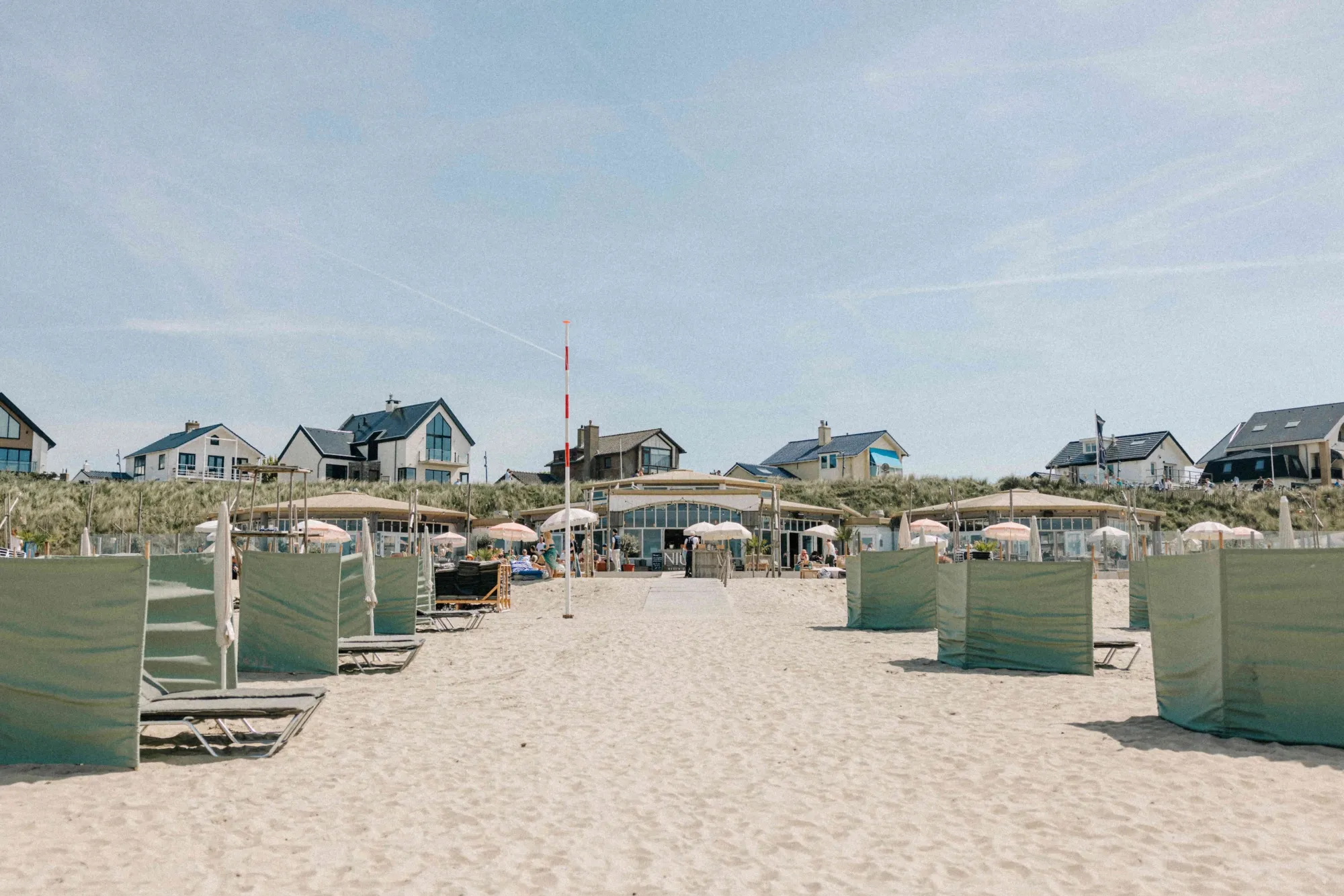 Het brede strand van Zandvoort voor de deur van NIUS