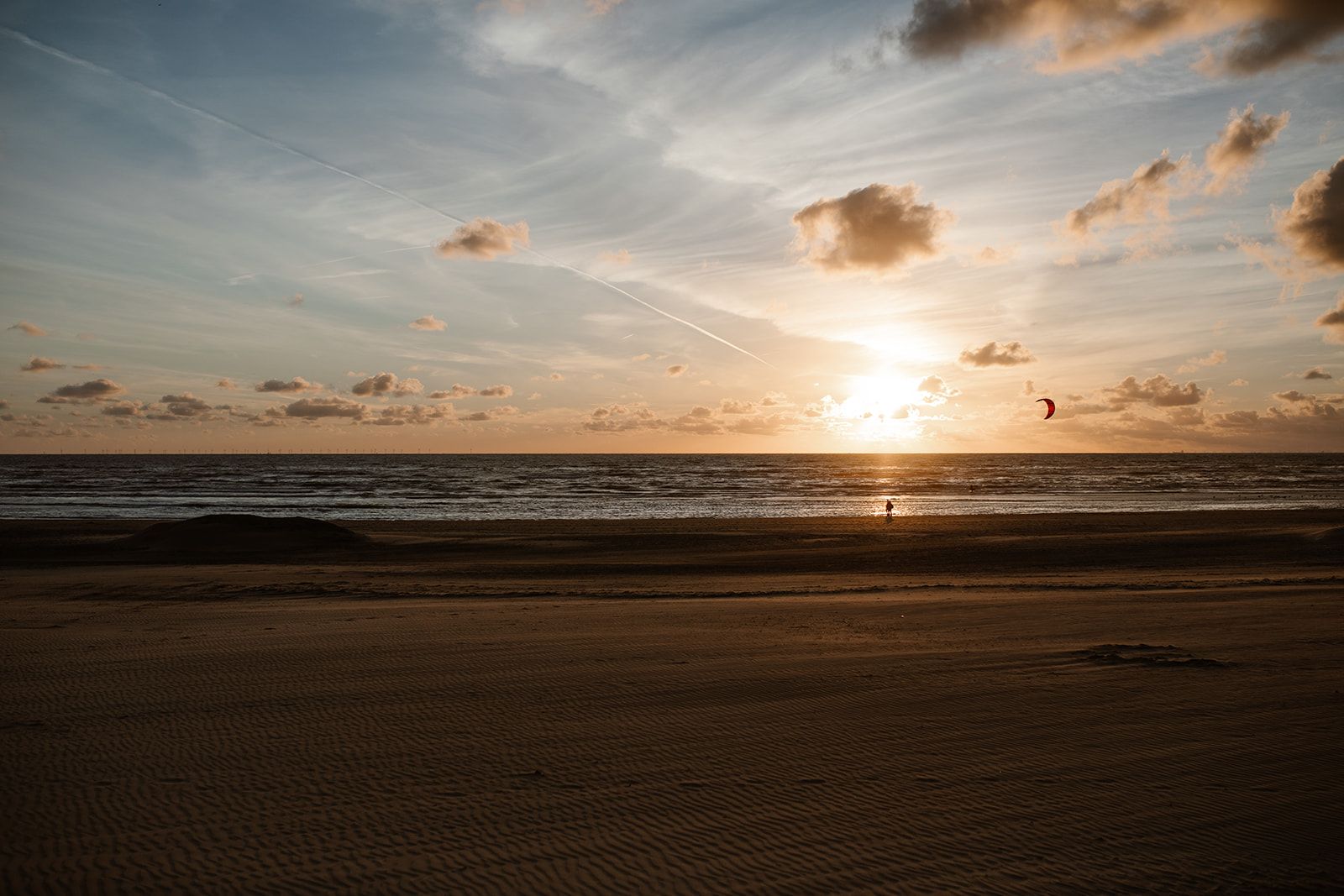 Het lege strand van Zandvoort terwijl de zon in zee zakt
