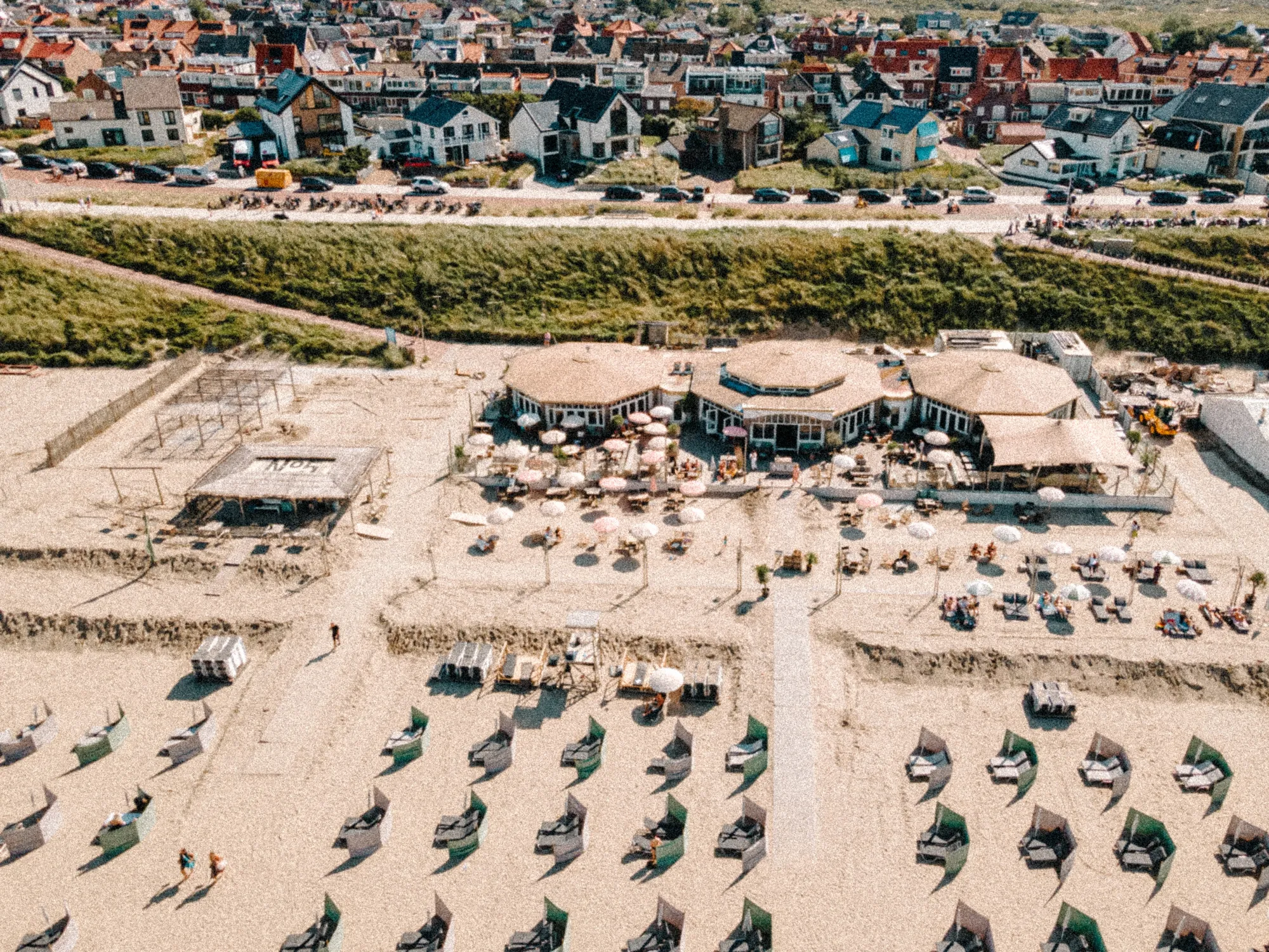 NIUS Beach House en het strand van Zandvoort, vanuit de lucht