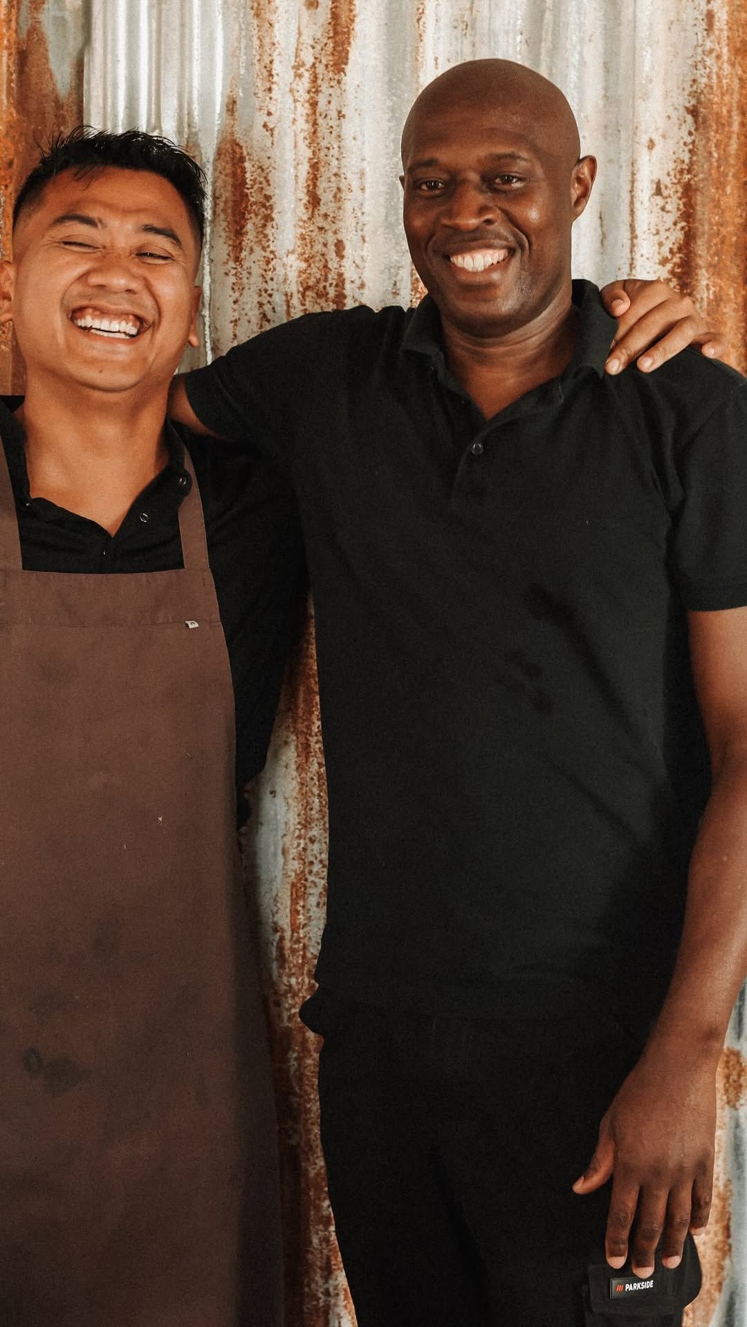 Twee collega’s uit de keuken van NIUS, arm in arm