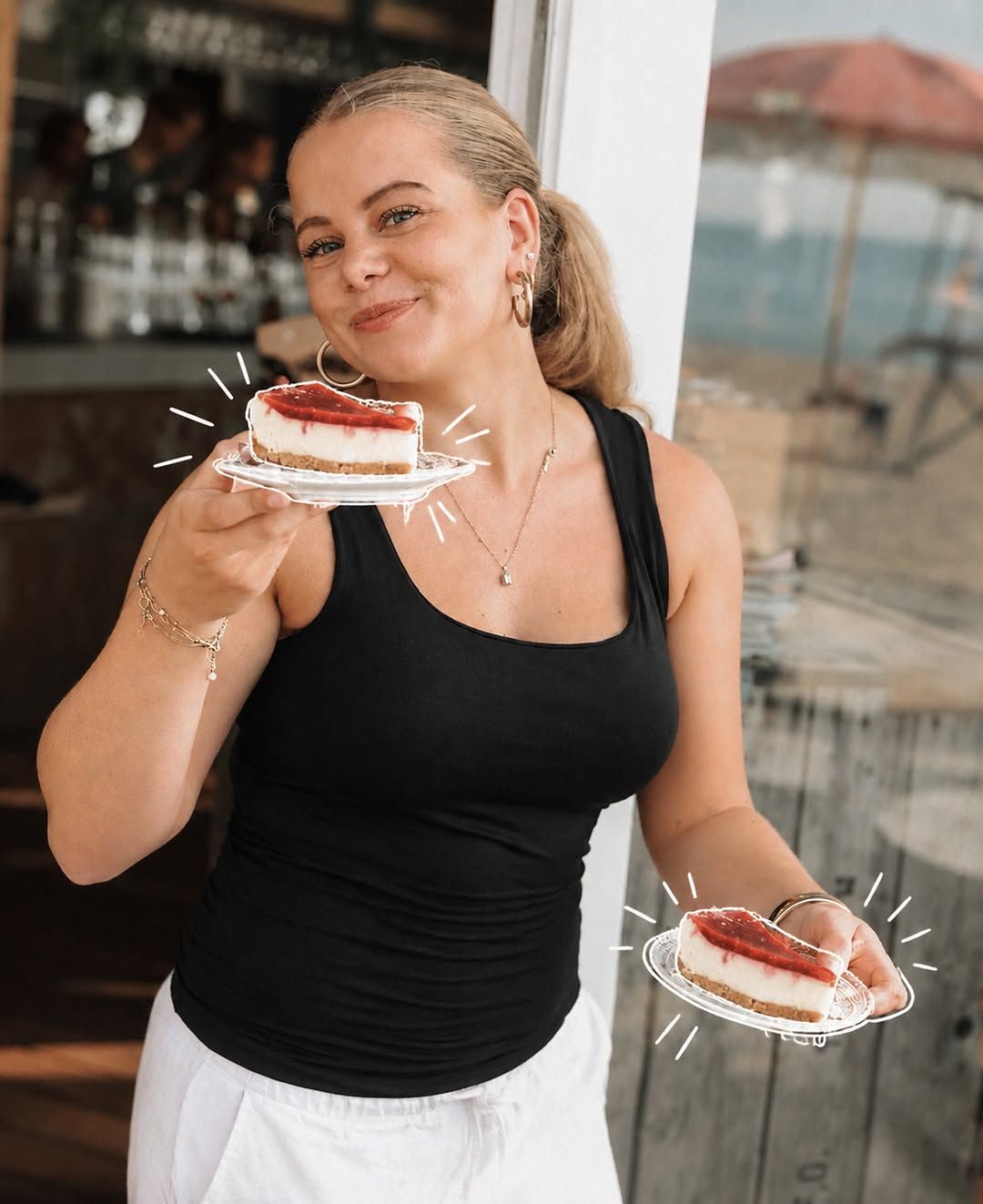 Een collega laat twee stukken cheesecake zien
