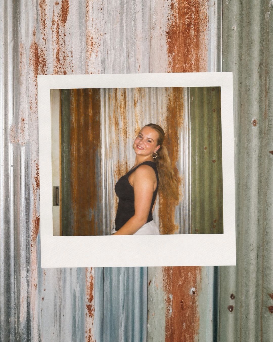 Een collega van NIUS op een polaroid