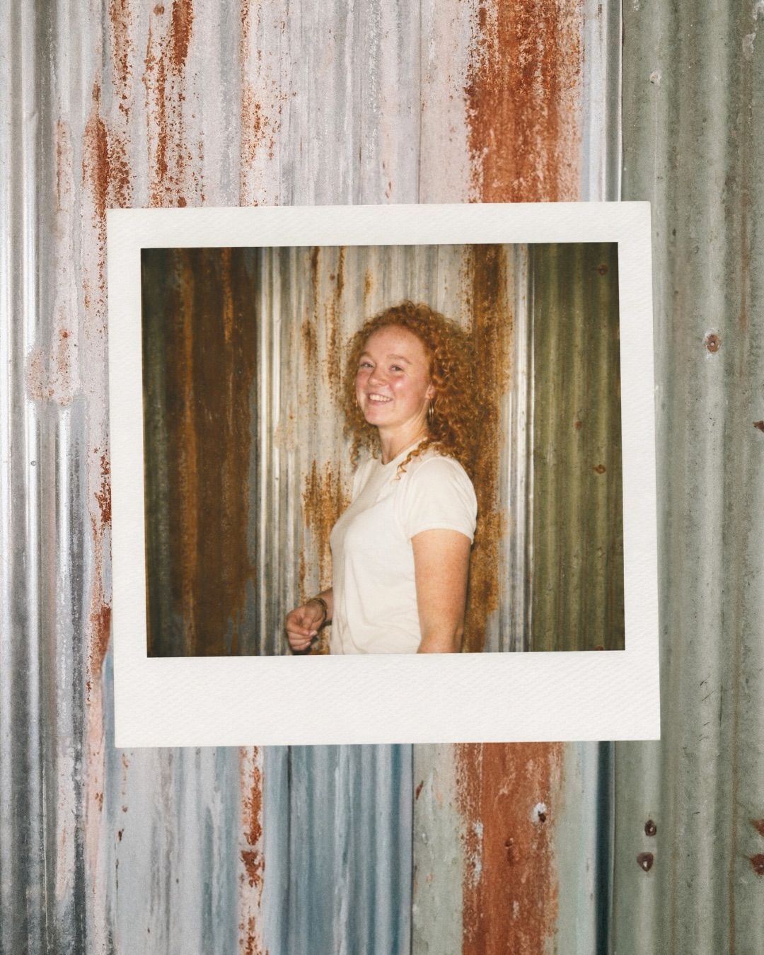 Een collega van NIUS op een polaroid