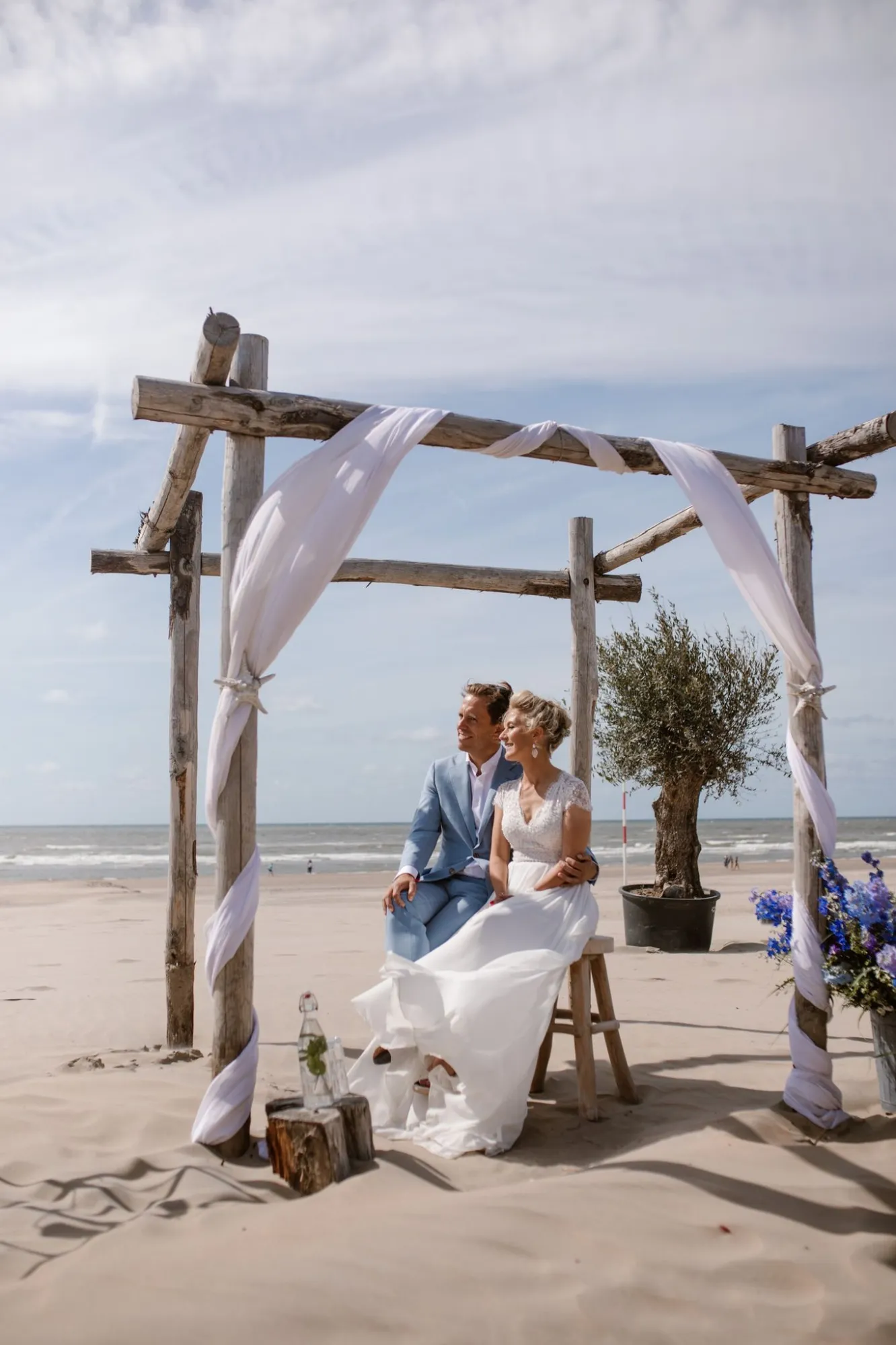 Een bruidspaar onder het prieel op het strand van Zandvoort