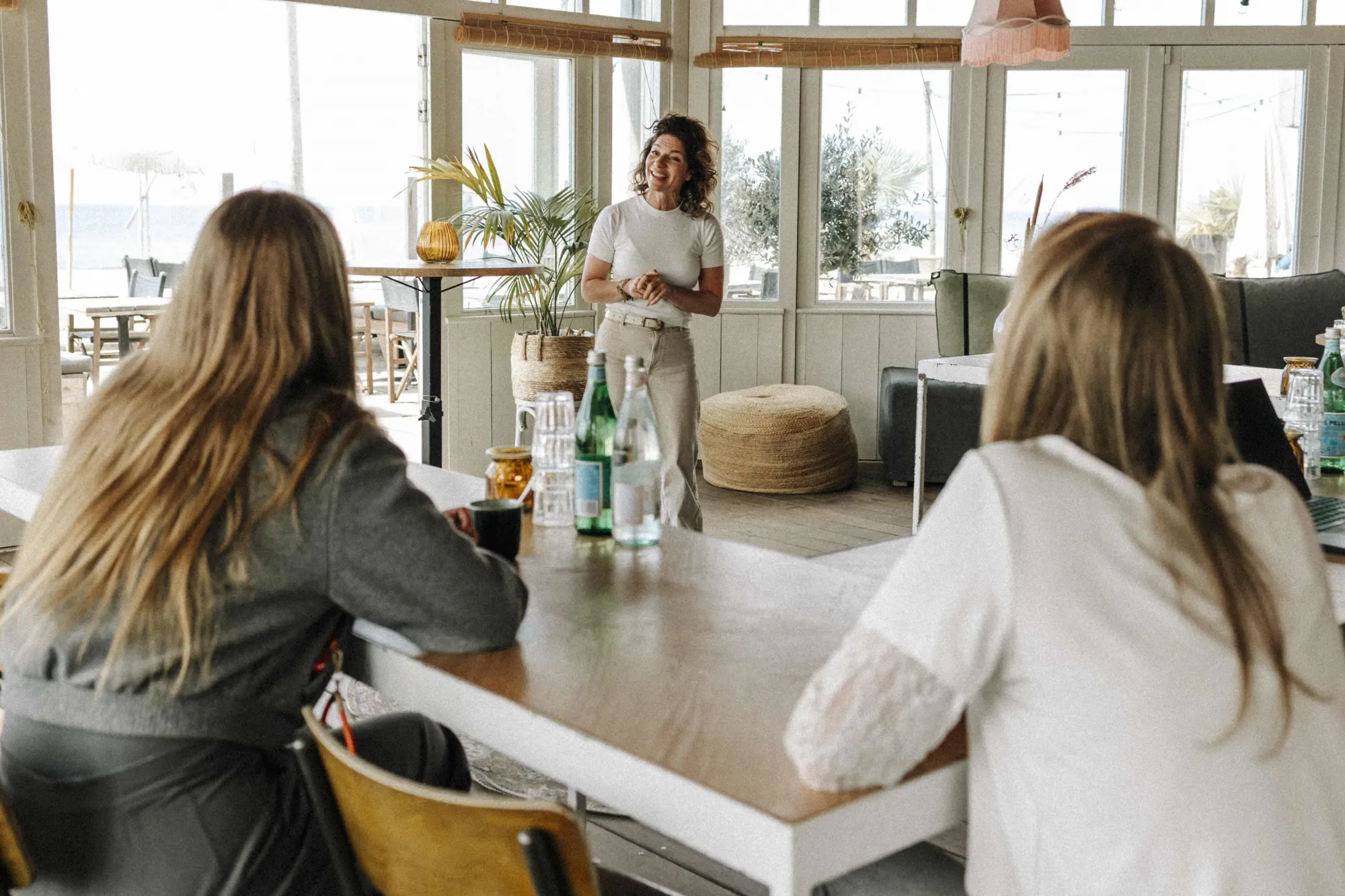 Collega’s in gesprek aan een lange tafel bij het raam
