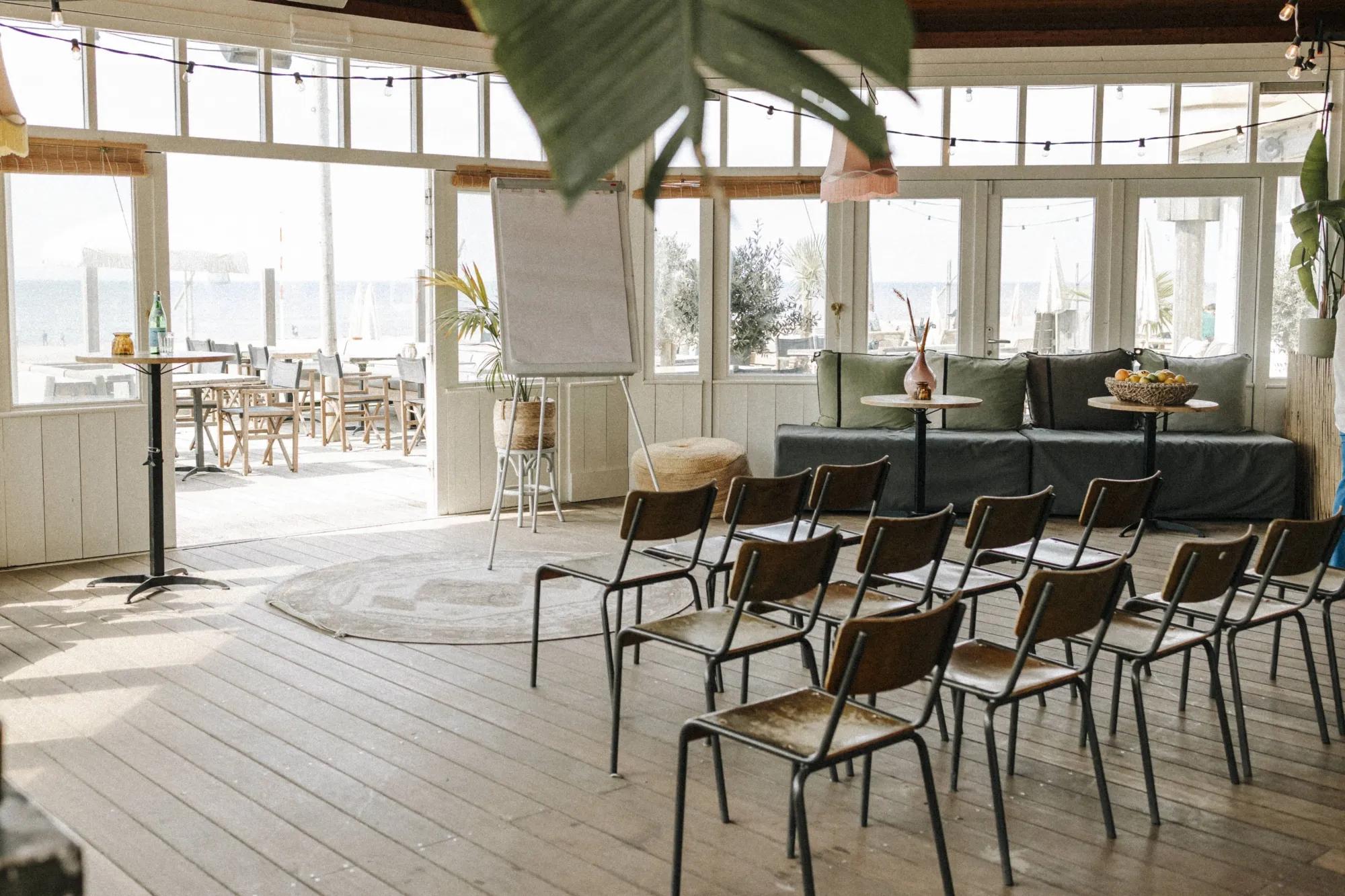 De ronde vergaderruimte van NIUS in theateropstelling